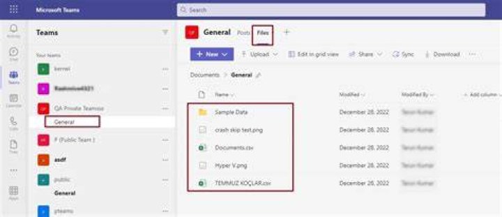 How do I choose the download location in Microsoft Teams?