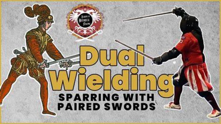 How is listed DPS calculated when dual-wielding weapons?