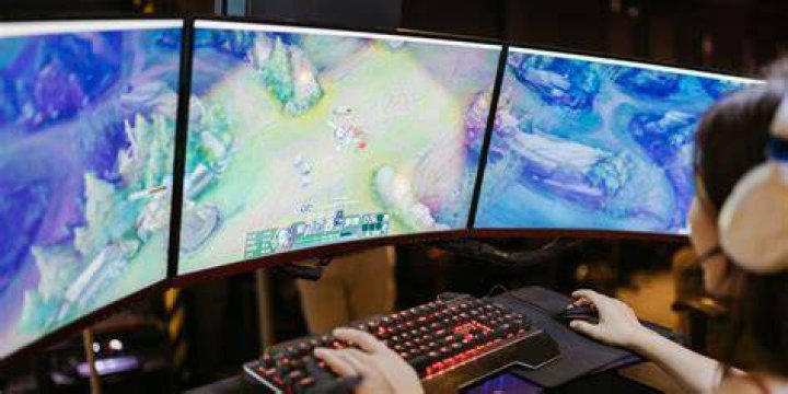How to maximise a window across two monitors?