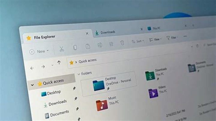 What's the equivalent to 'explorer .' (Windows) or 'open .' (Mac)?