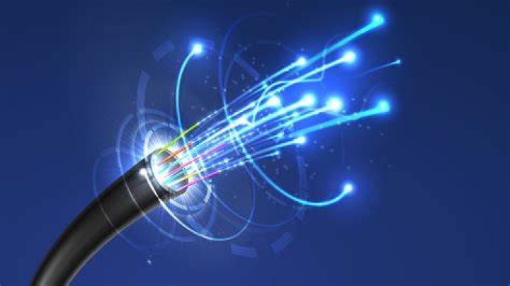 What's the minimum network latency for a 1000 km connection using optic fibers?