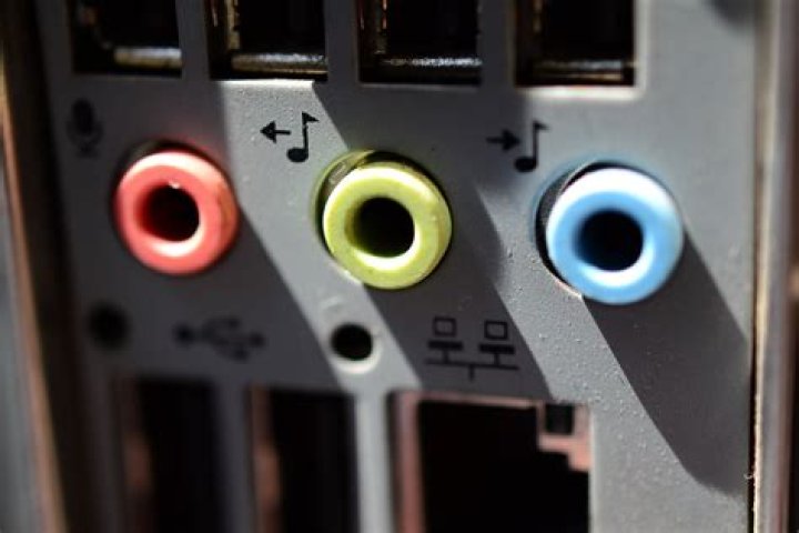 What is the difference between a Headset-port and Microphone-port?