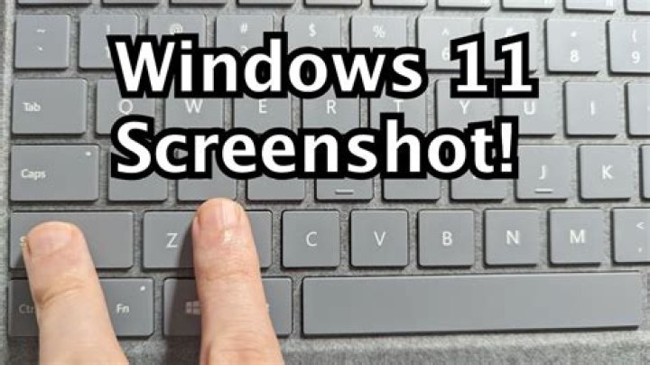 What is the shortcut for taking screenshots on Windows 8?