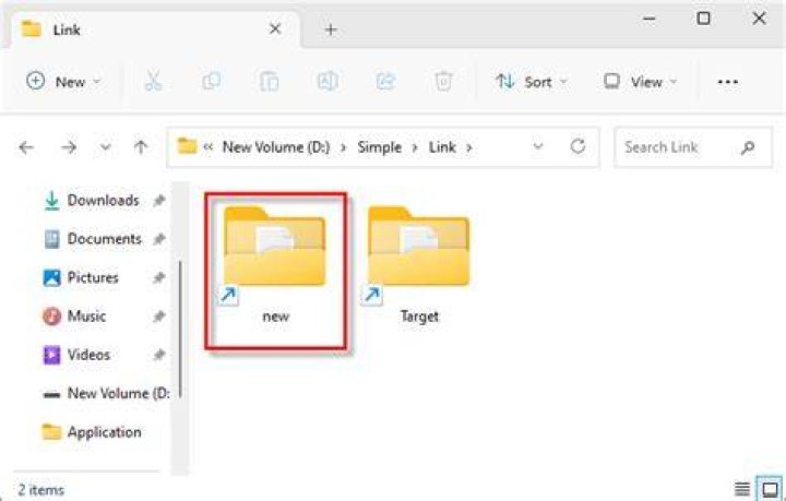 Windows 8.1 - mklink to a folder with files in it